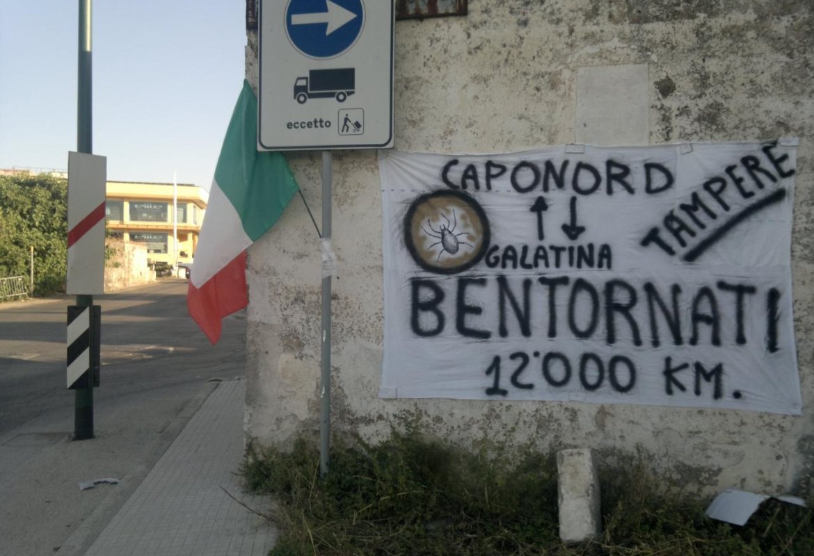 Un misterioso lenzuolo sulla via per Lecce