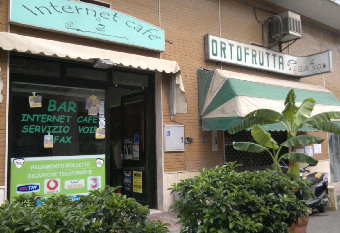 Buio pesto e i ladri rubano le slot machine dell'Internet Cafè