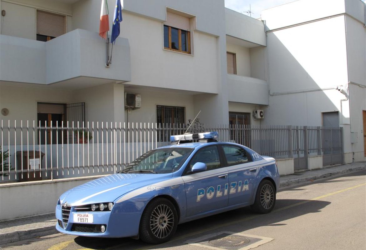 Minaccia i genitori con un paio di forbici, arrestato