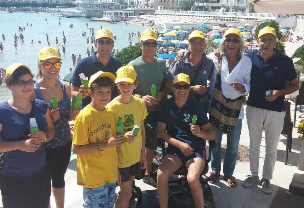 "Stop alle cicche di sigarette sulla sabbia, usate i portacenere di carta!"