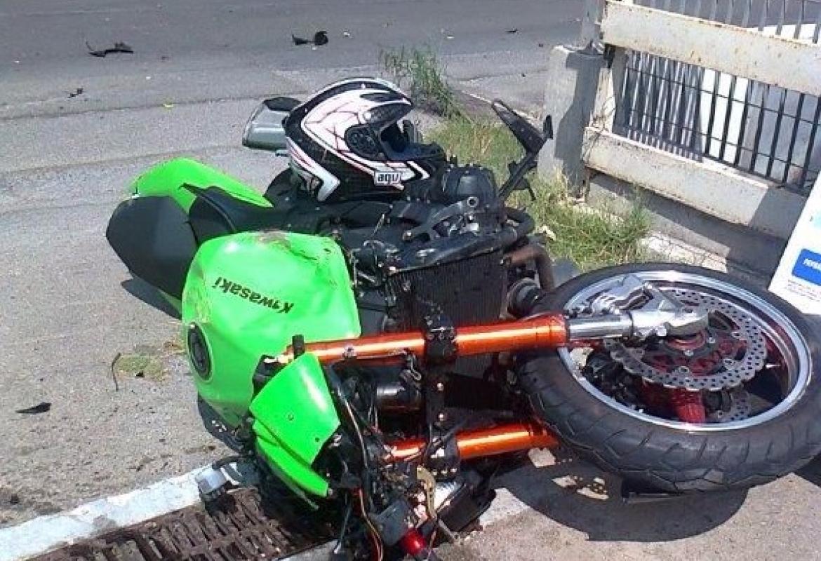 Moto contro auto, in prognosi riservata il centauro 