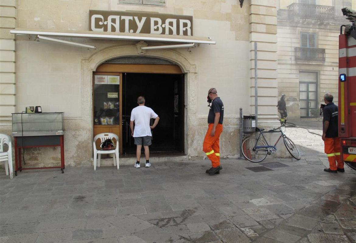Va a fuoco il Caty Bar, paura in piazzetta Orsini