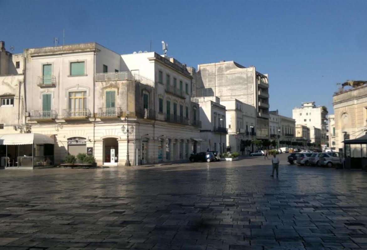 A Roma si fanno togliere i tavolini in Piazza Navona a Galatina si autorizzano le costruzioni in acciaio e plastica in Piazza San Pietro