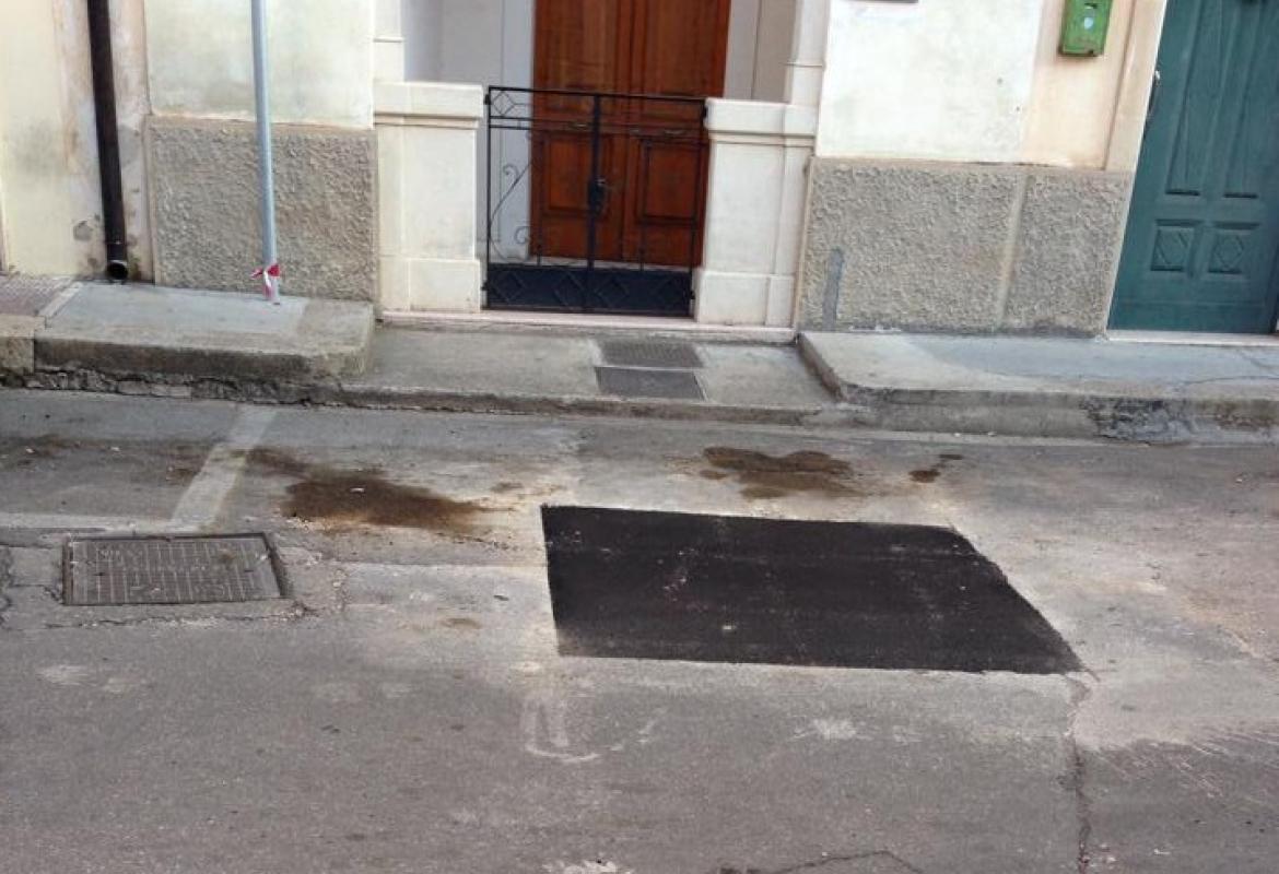 Chiusa la buca di via Vallone