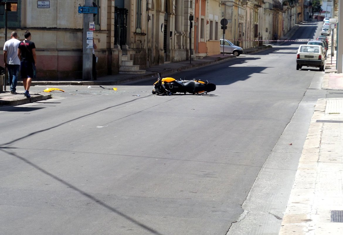 Moto contro furgone, grave il centauro