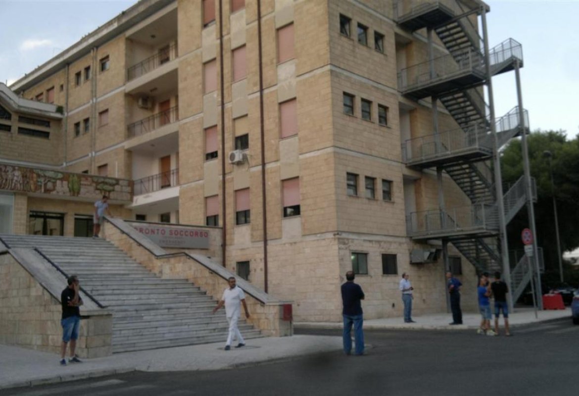 Ventiduenne si suicida lanciandosi dal terzo piano delle scale antincendio del 'Santa Caterina Novella'