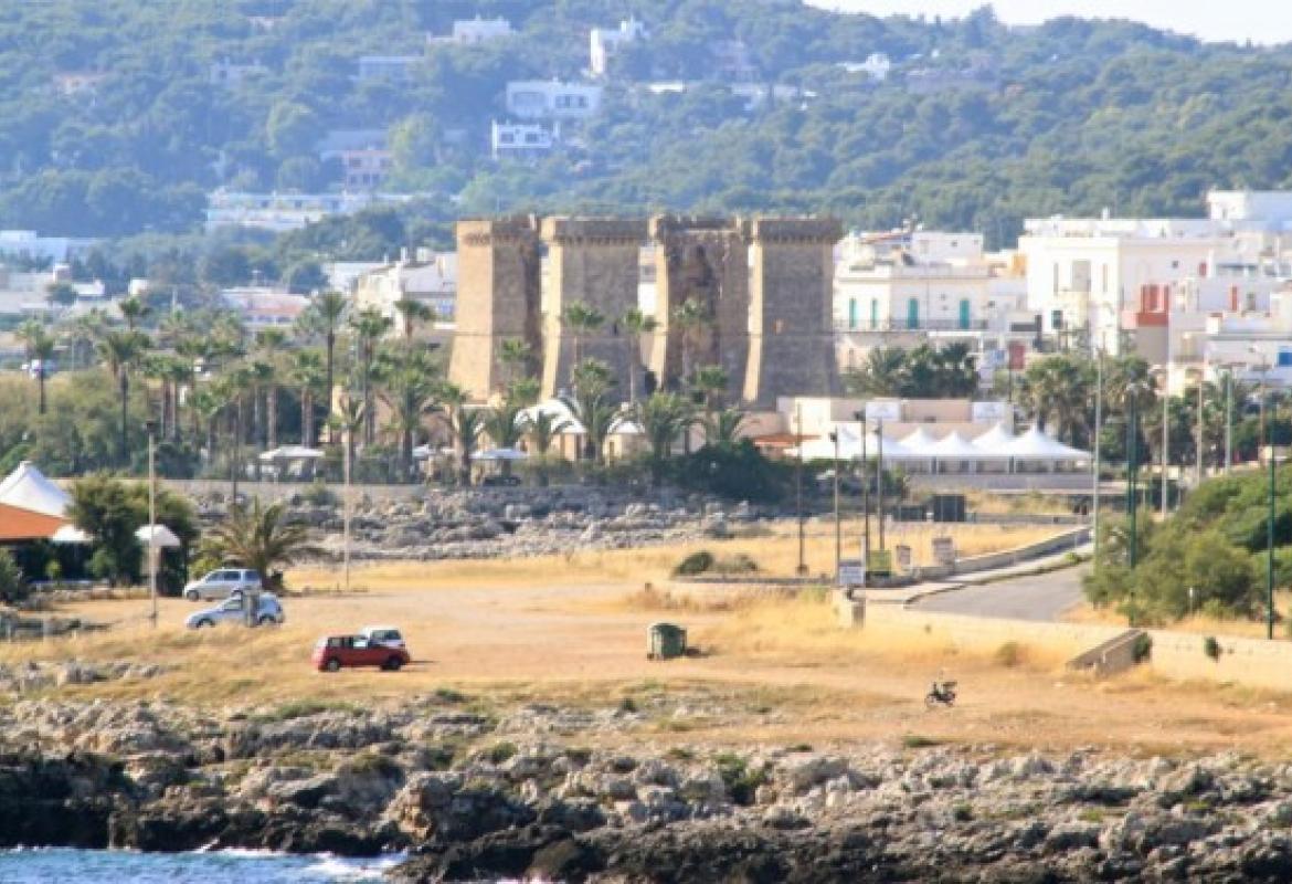  “Questa Reggia non è un albergo!". Tutti a pulire la scogliera!