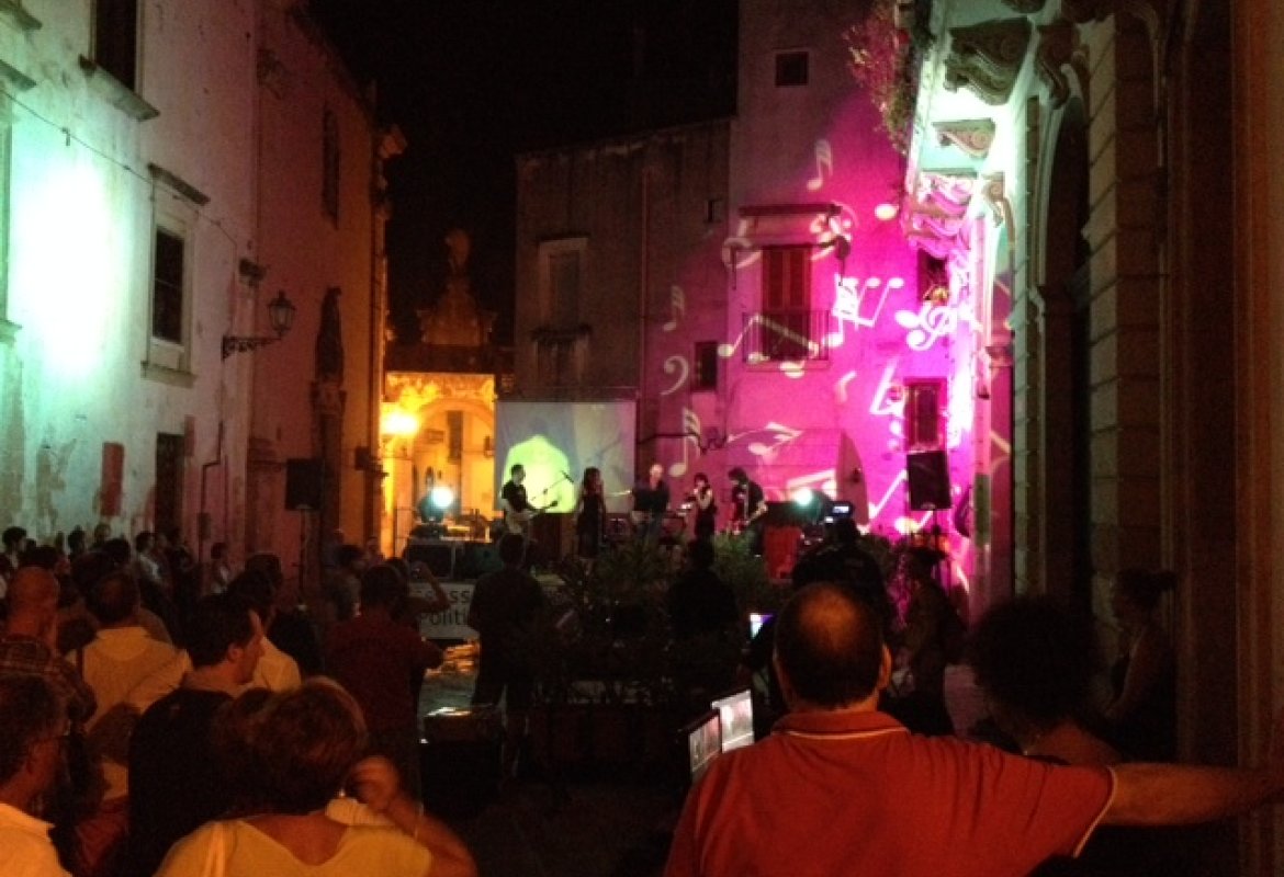 Corti a Mezzanotte, brulica la città