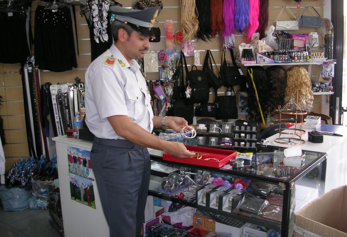 Sequestrata merce per oltre 230000 euro, denunciati gli esercenti cinesi