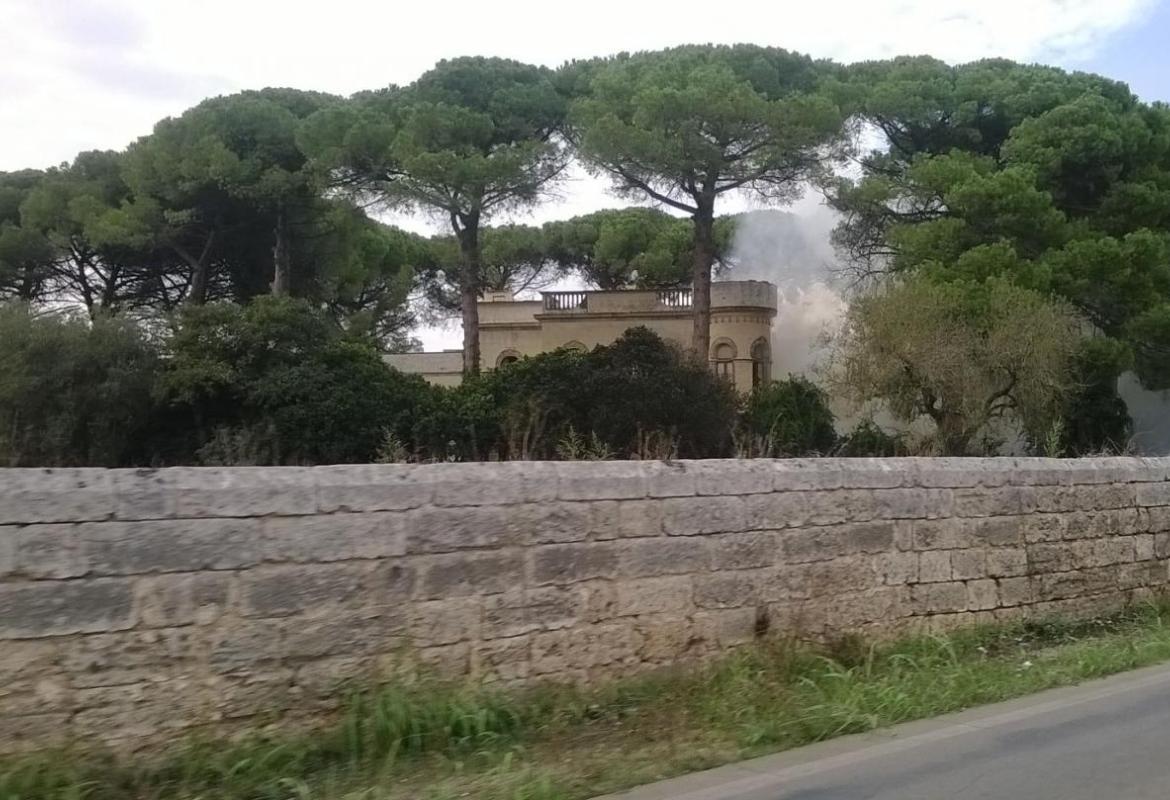 Al fuoco un deposito e lo scantinato di Villa Bardoscia