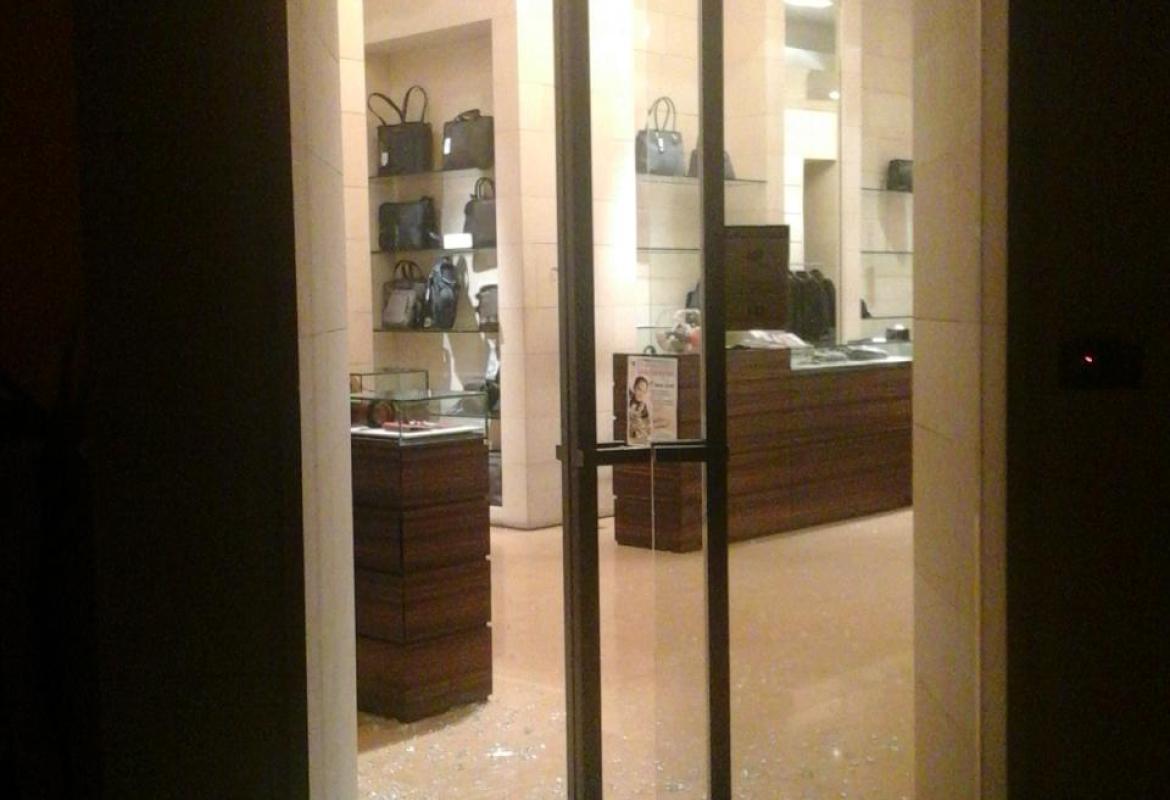 Furto con spaccata nella notte alla pelletteria 'Dolly'