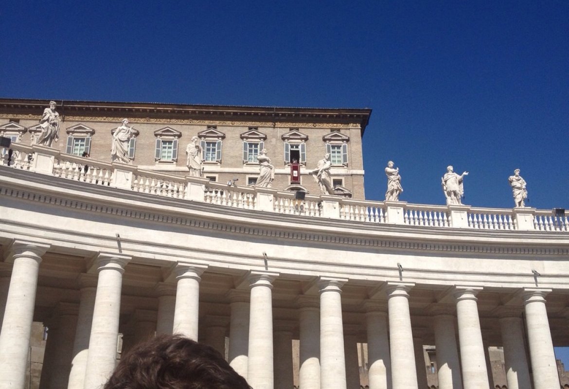 "Una Bibbia in ogni famiglia, ma prendetela con una mano non con le due!"