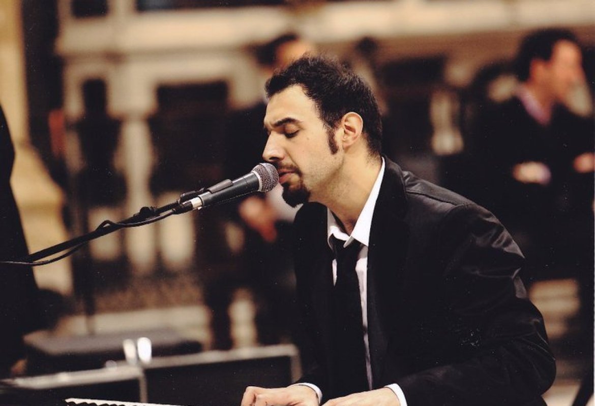 "Se bruciasse la città..io continuerei a cantare"