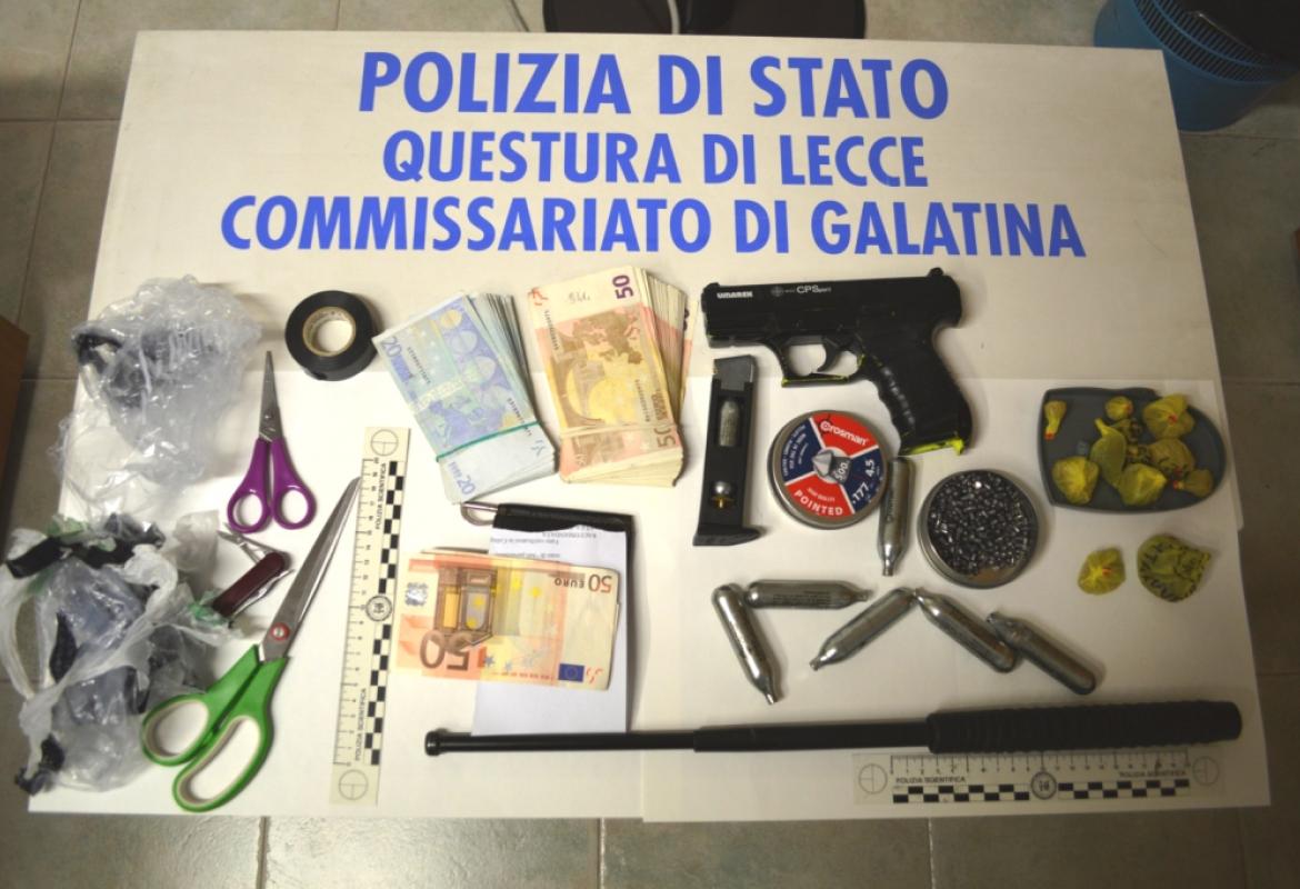 Nascondeva in bagno eroina e ventunomila euro, arrestato
