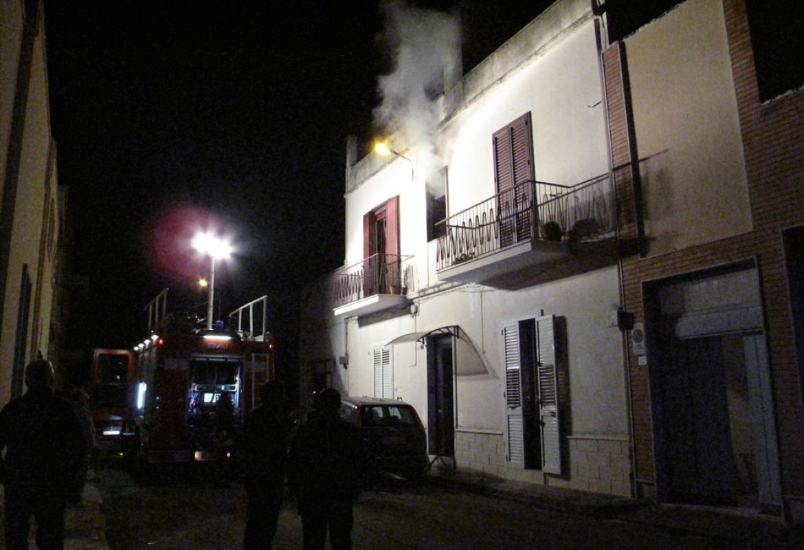 Fuoco sulle scale, paura in via Emilia