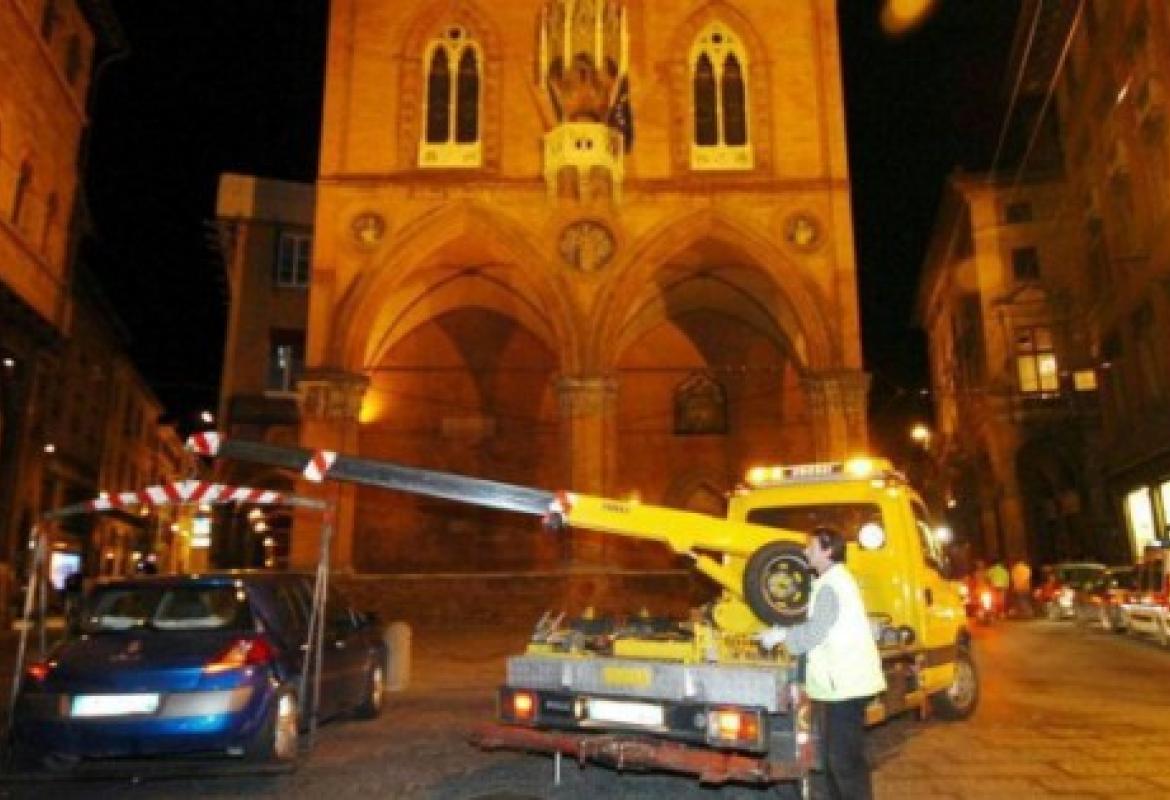 In fila dietro a un camion dei rifiuti alle ore 8 del mattino