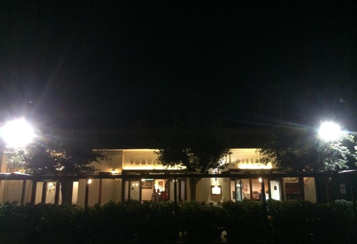 Il viale Santa Caterina Novella è ancora al buio. La norcineria 'I vitelloni' lo illumina a spese proprie