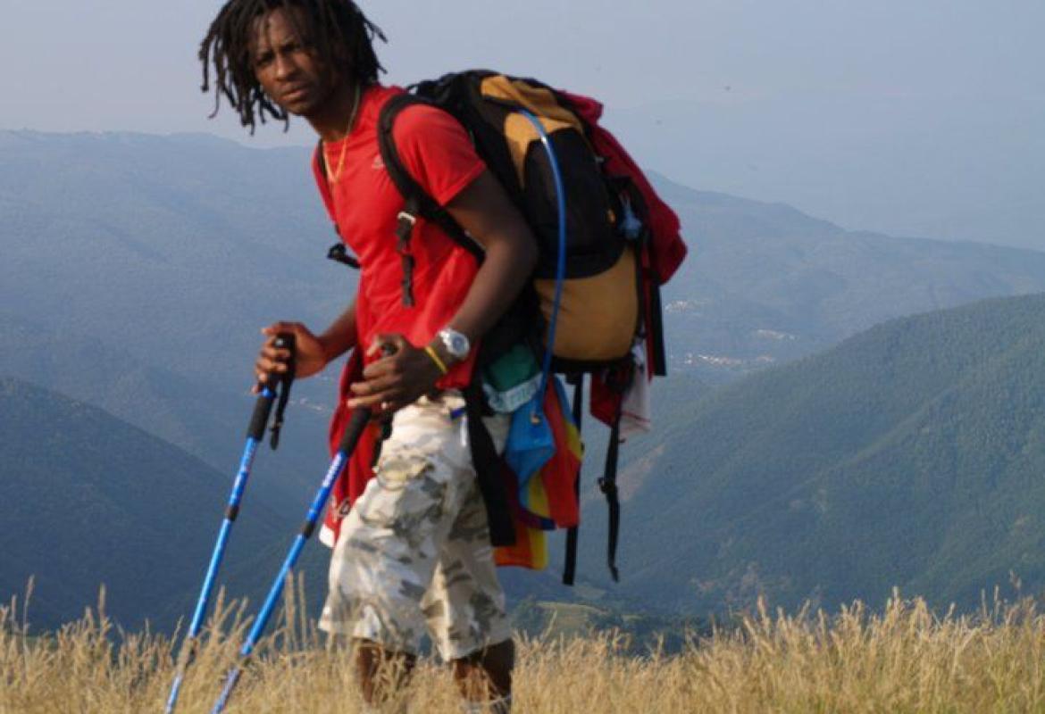 Da Reggio Emilia a Reggio Calabria passando per Lecce, la marcia per la pace di John Mpaliza. Qualcuno lo accoglierà a Galatina?