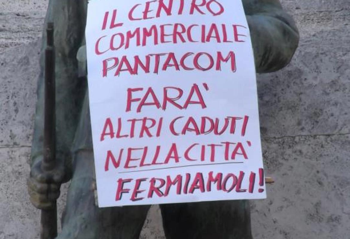 Un cartello sul Milite Ignoto per protestare contro il megaparco. Violata anche la Lampada senza luce