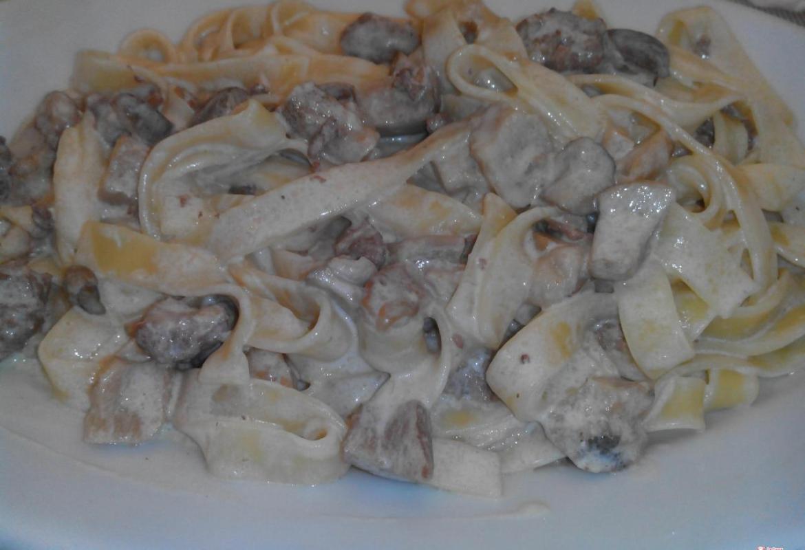 Pappardelle con funghi porcini  salsiccia e panna