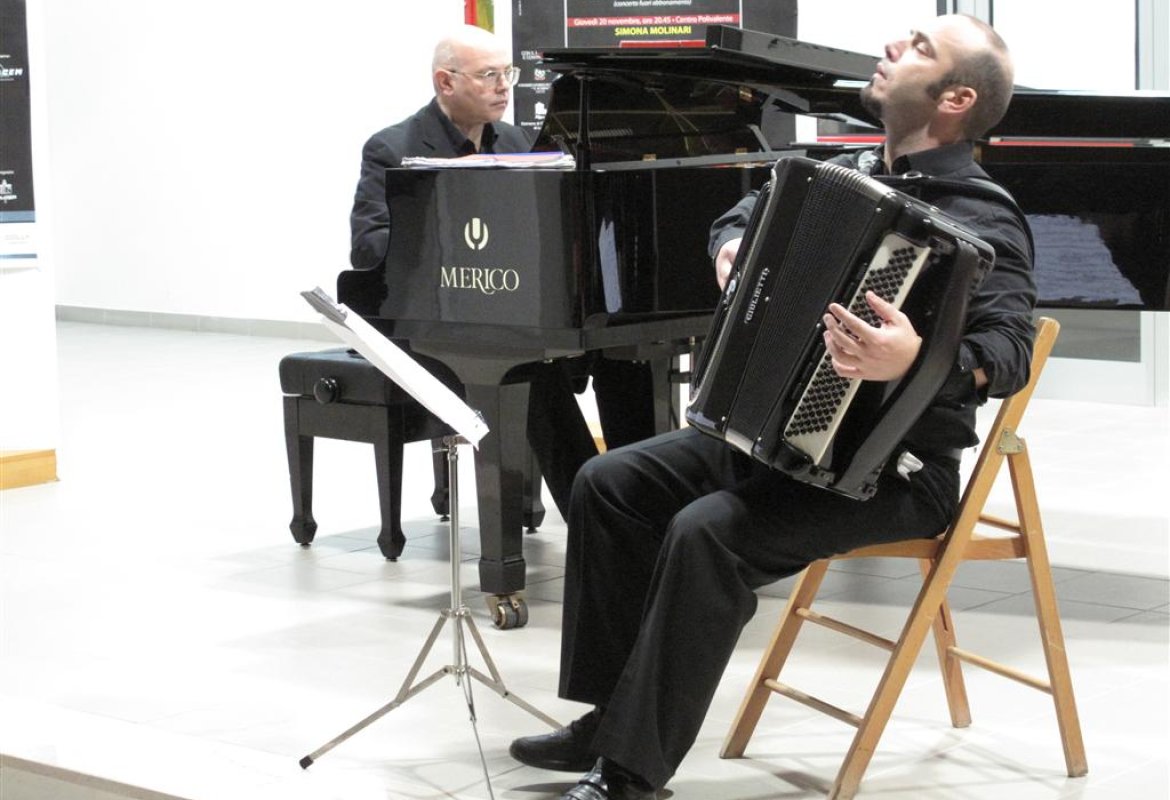 Il bandeonon di Satto ed il pianoforte di Favero commuovono "I Concerti del Chiostro'