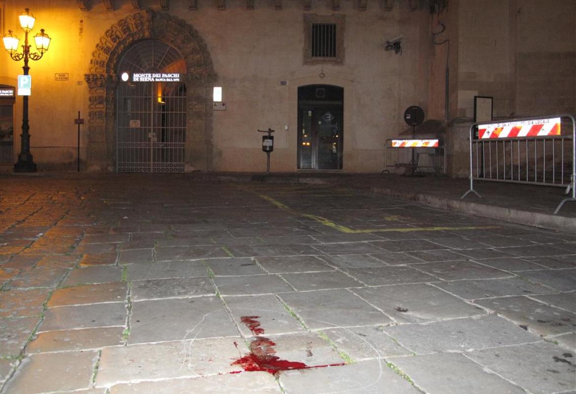 Sangue sui basoli di piazza San Pietro. Investito un novantenne ora ricoverato al 'Fazzi'