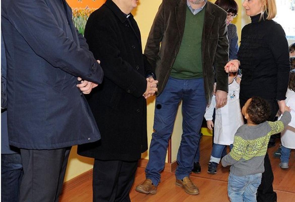 L'Arcivescovo di Otranto in visita all'Ape Maya