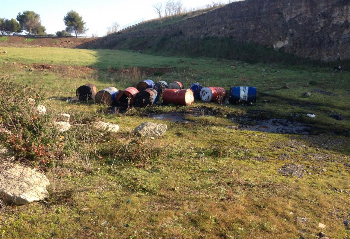 Ventotto fusti pericolosi sequestrati dai NOE in una scarpata della Maglie-Lecce