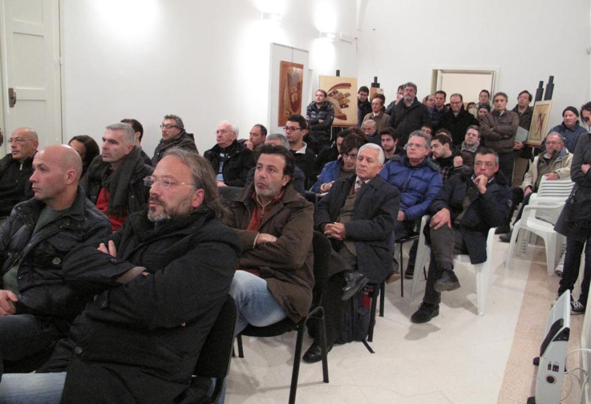 Sale piene per discutere del parco commerciale