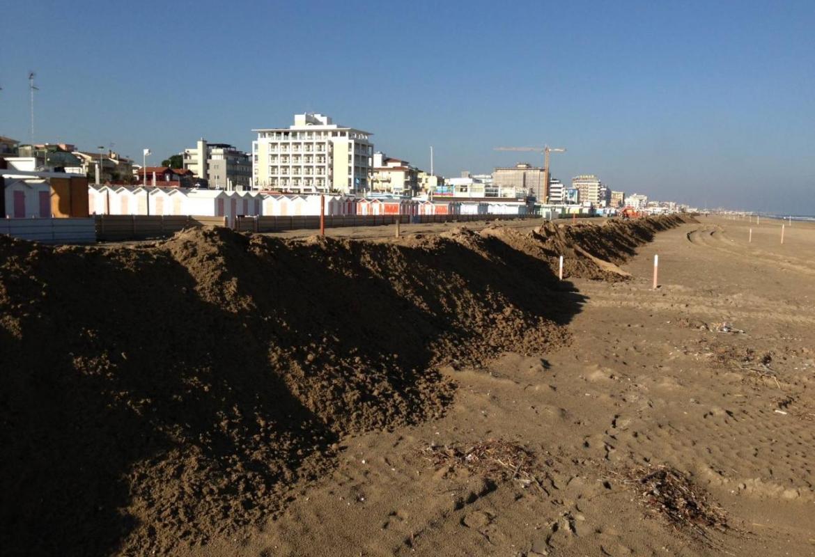 Manutenzione delle spiagge. La burocrazia gallipolina non consente ciò che a Riccione si può fare