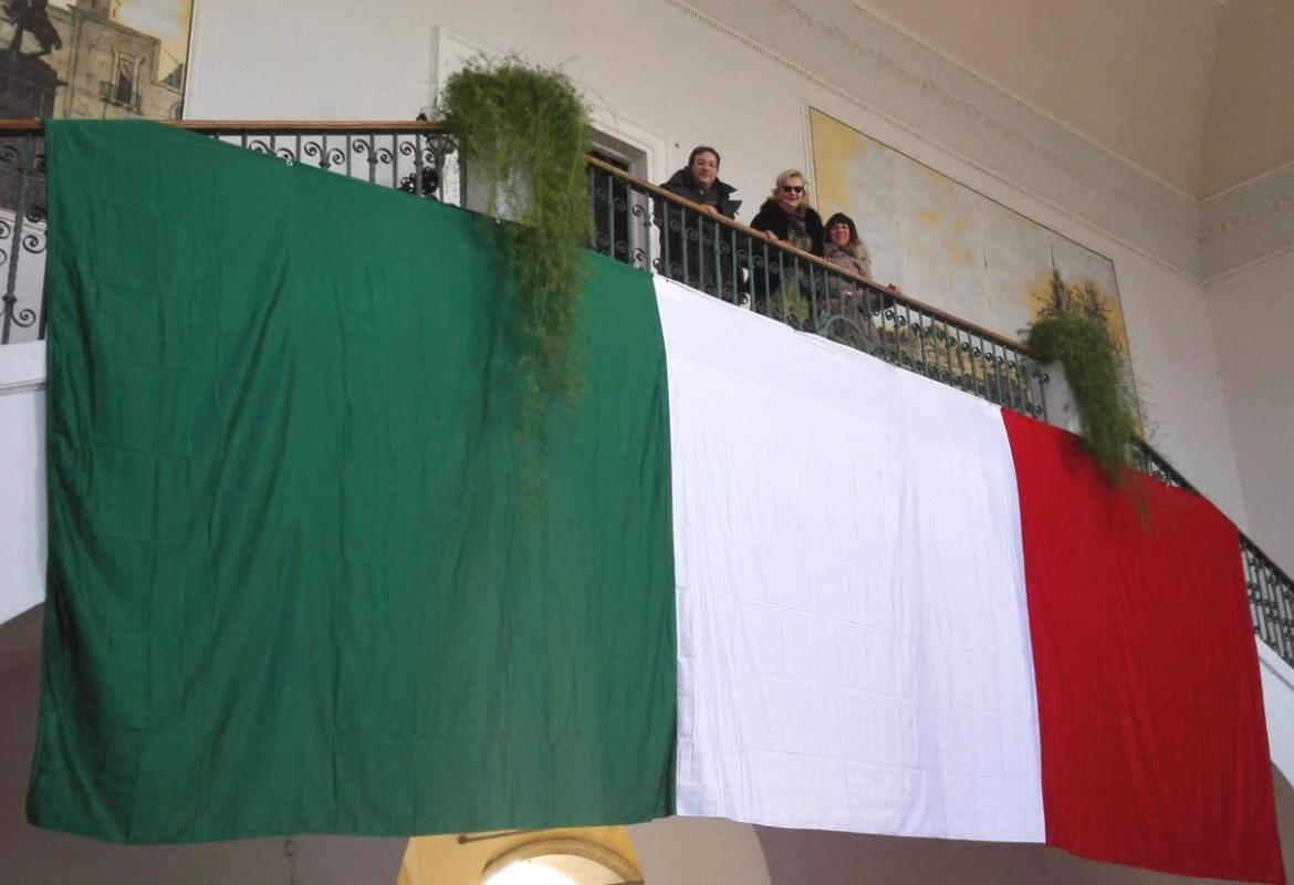 Il grande tricolore a Palazzo dei Celestini per il Presidente della Repubblica