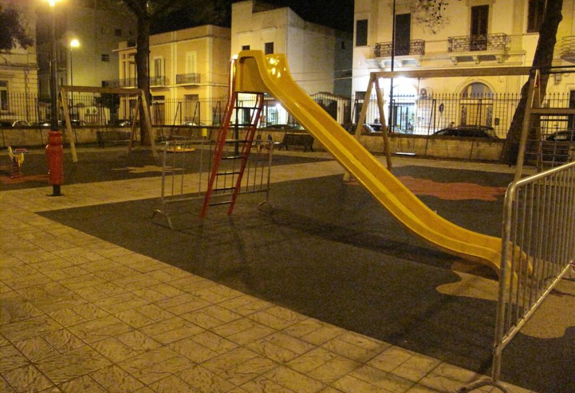 'Villetta San Francesco', i cancelli non si chiudono e di notte il parco giochi rimane in balia dei vandali