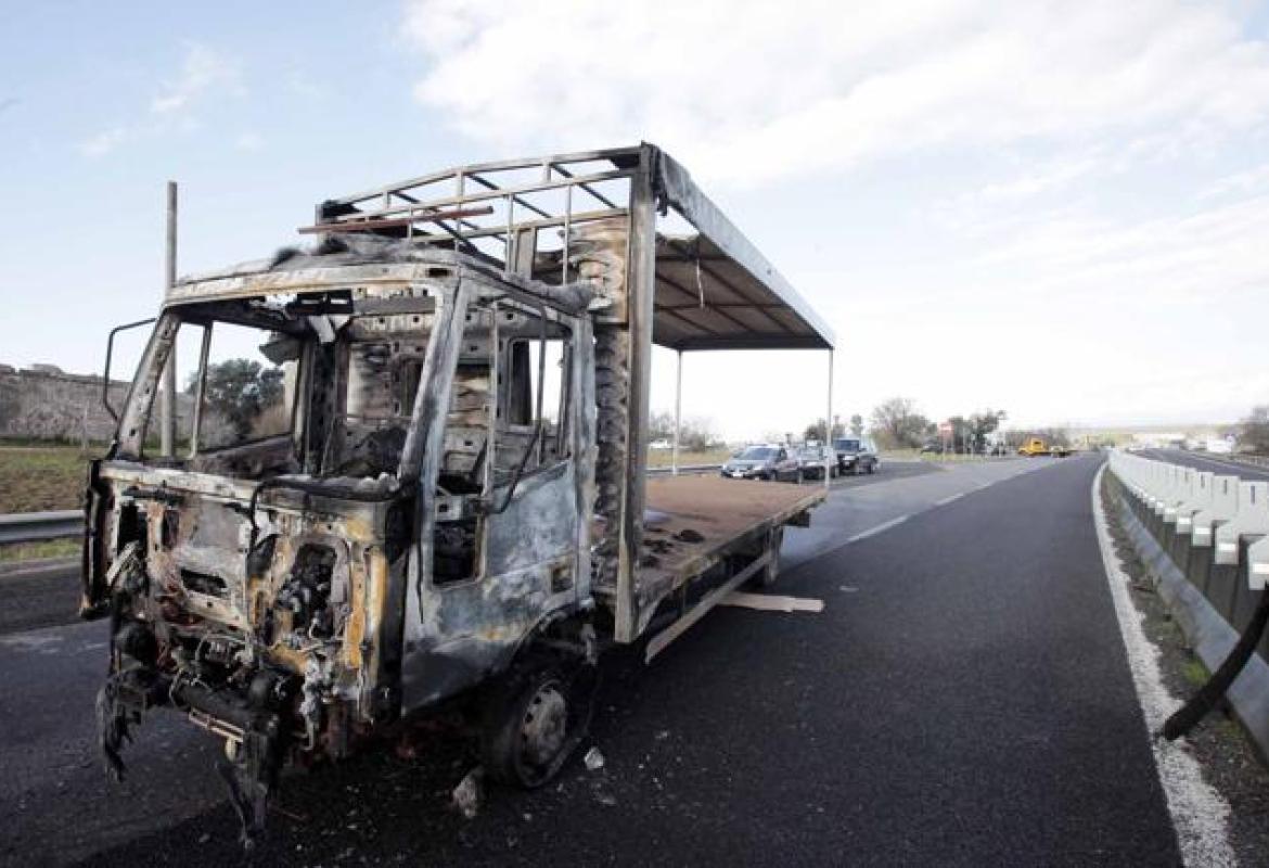 Armati contro un portavalori, assalto tra le fiamme