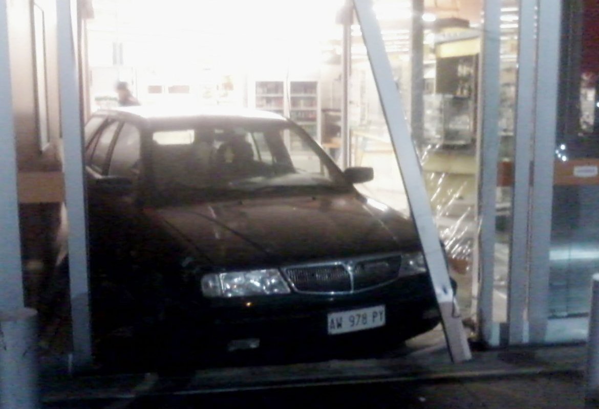 Sfondano con l'auto l'ingresso della Conad per rubare il Bancomat