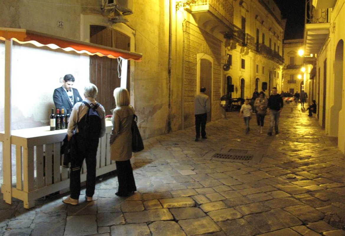 Corso Garibaldi chiuso per il rifacimento del basolato
