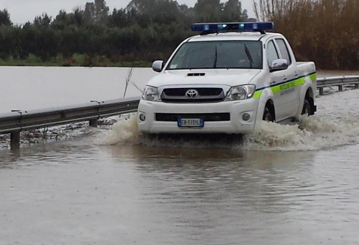 Esonda il Canale dell'Asso, pericolo sulla Noha-Aradeo
