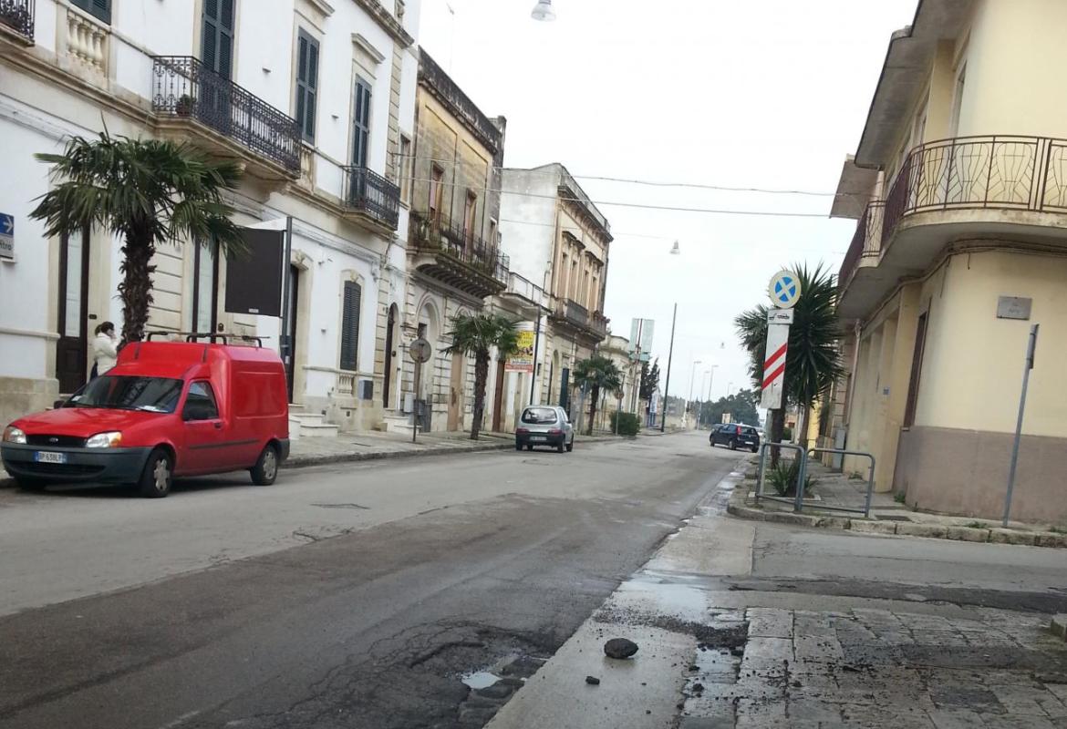 Sassi ed asfalto come proiettili in via Diaz