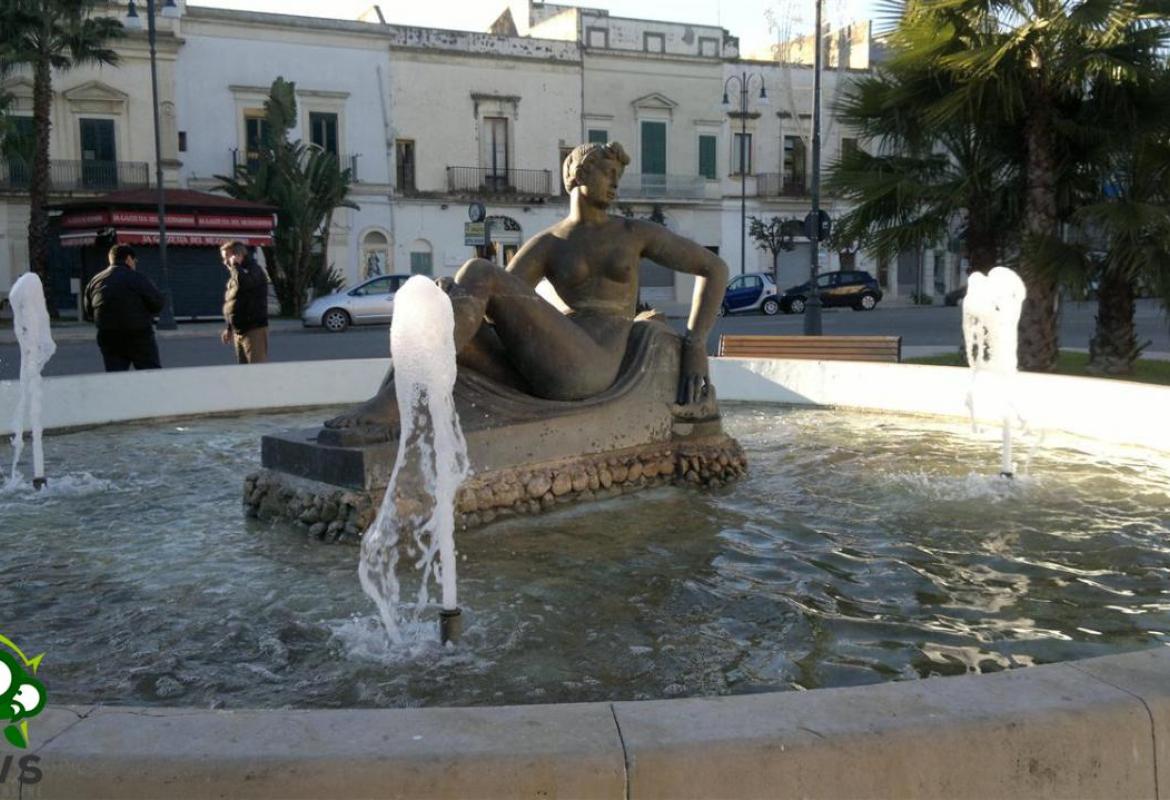 I soci del Touring Club a Galatina per vedere la casa di Gaetano Martinez. E la 'Lampada senza luce'?