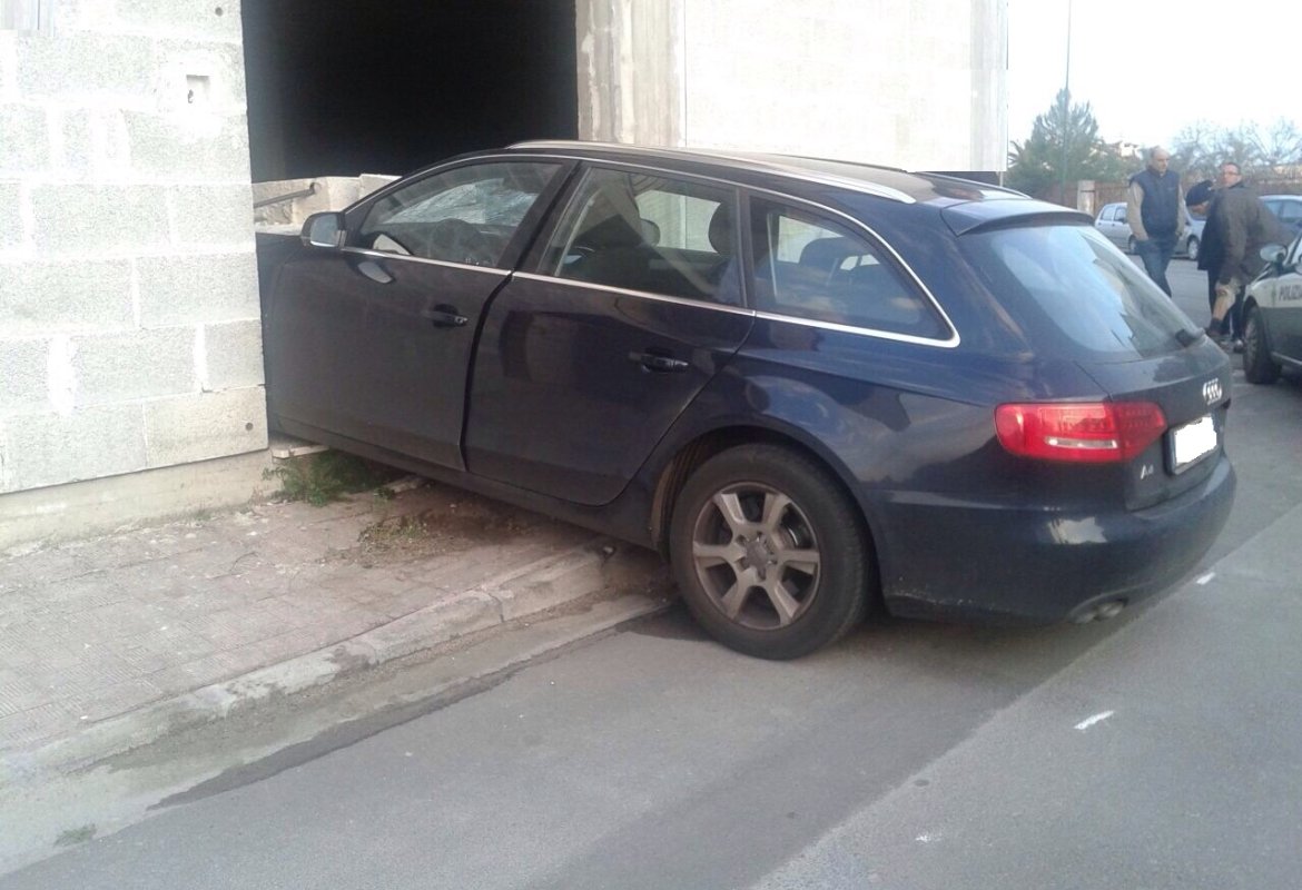 Audi abbatte lamiere e mattoni di una casa in costruzione, guidatore illeso
