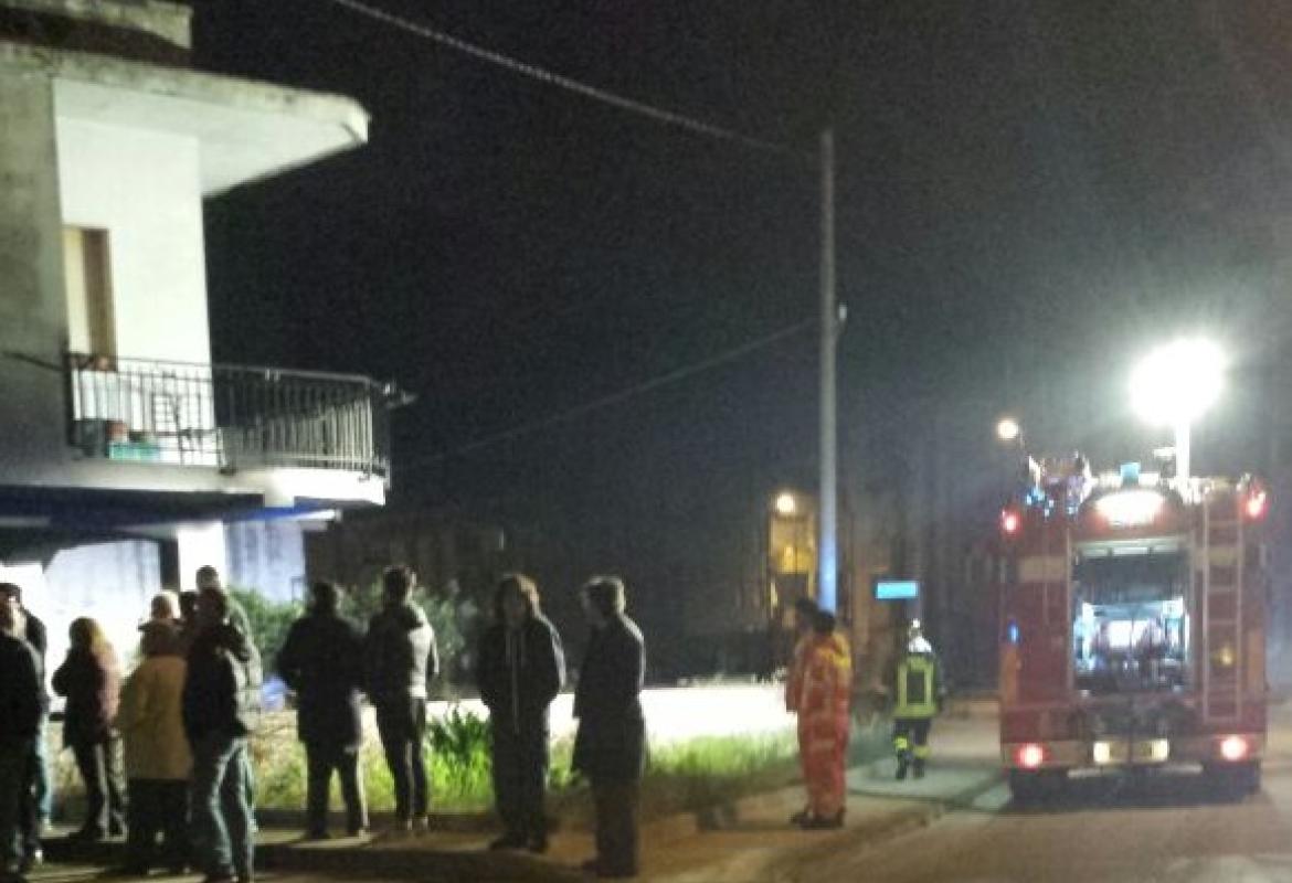 Auto in fiamme nella notte, paura in via D'Acquisto