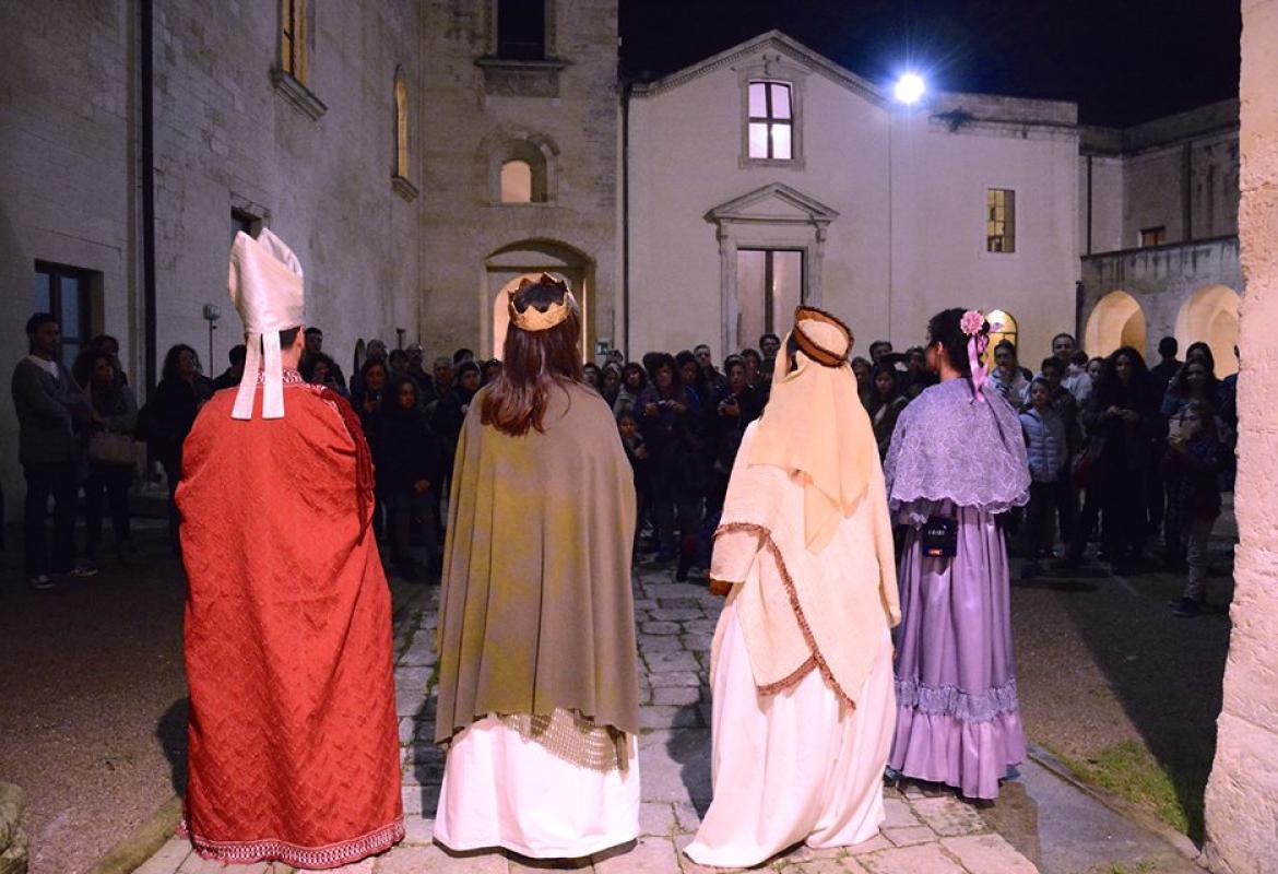 Intrigante visita al castello di Carlo V con gli attori di Improvvisart