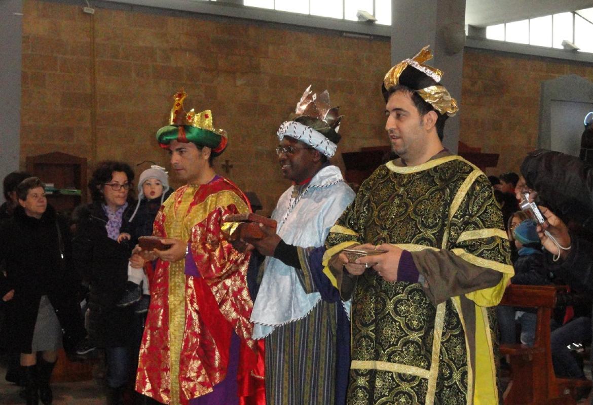 I Re Magi e la Befana in corteo per i bimbi del 'Cuore Immacolato di Maria'