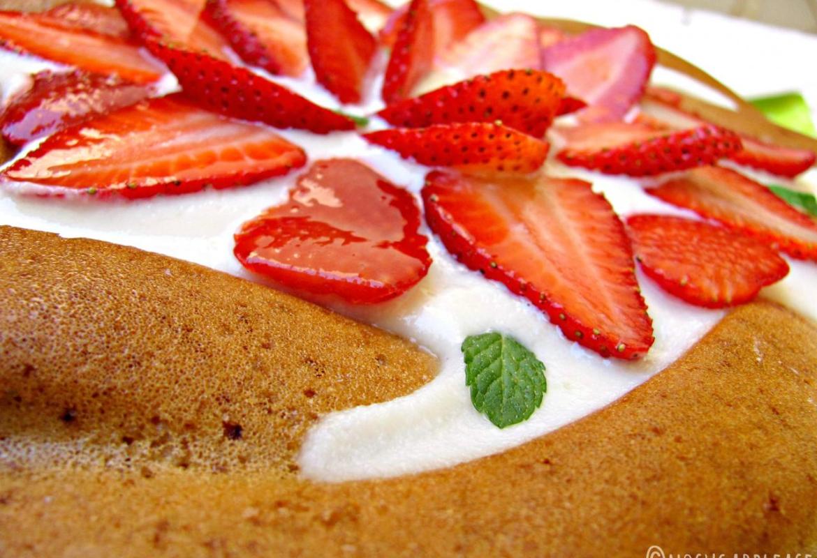 Torta al cocco con le fragole senza zucchero