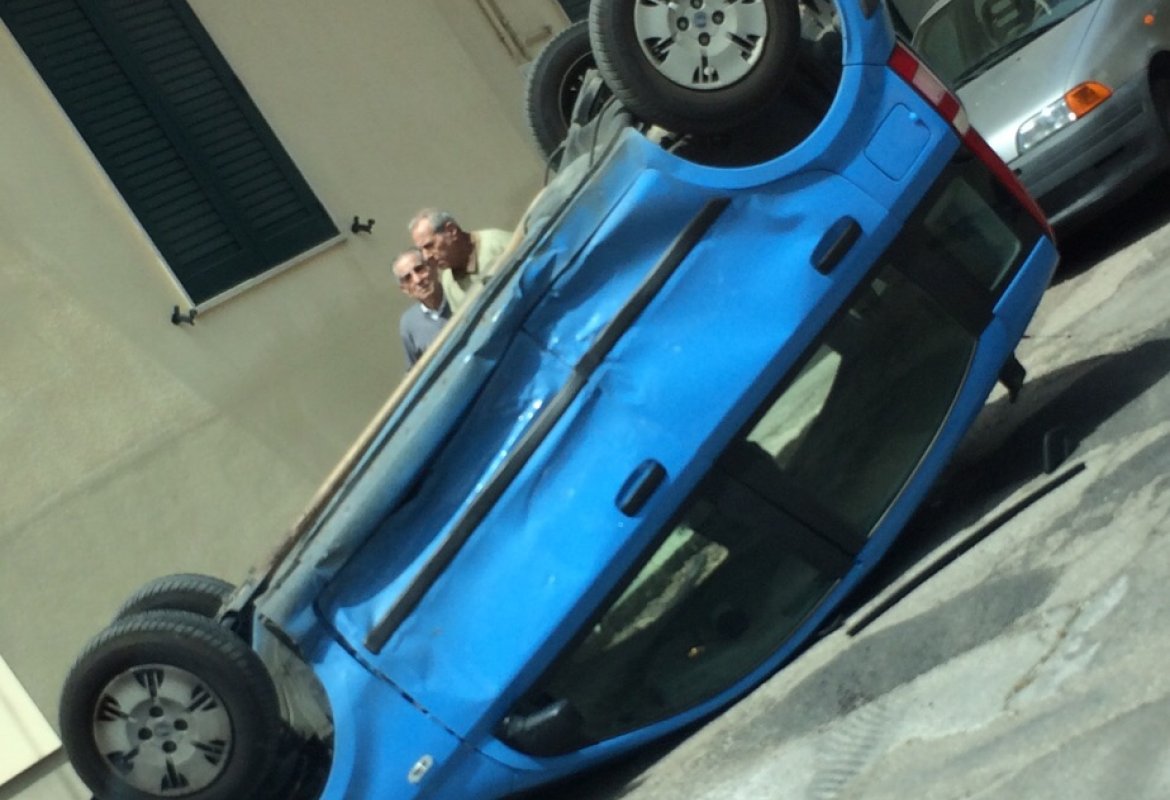 Spettacolare incidente in via Caserta