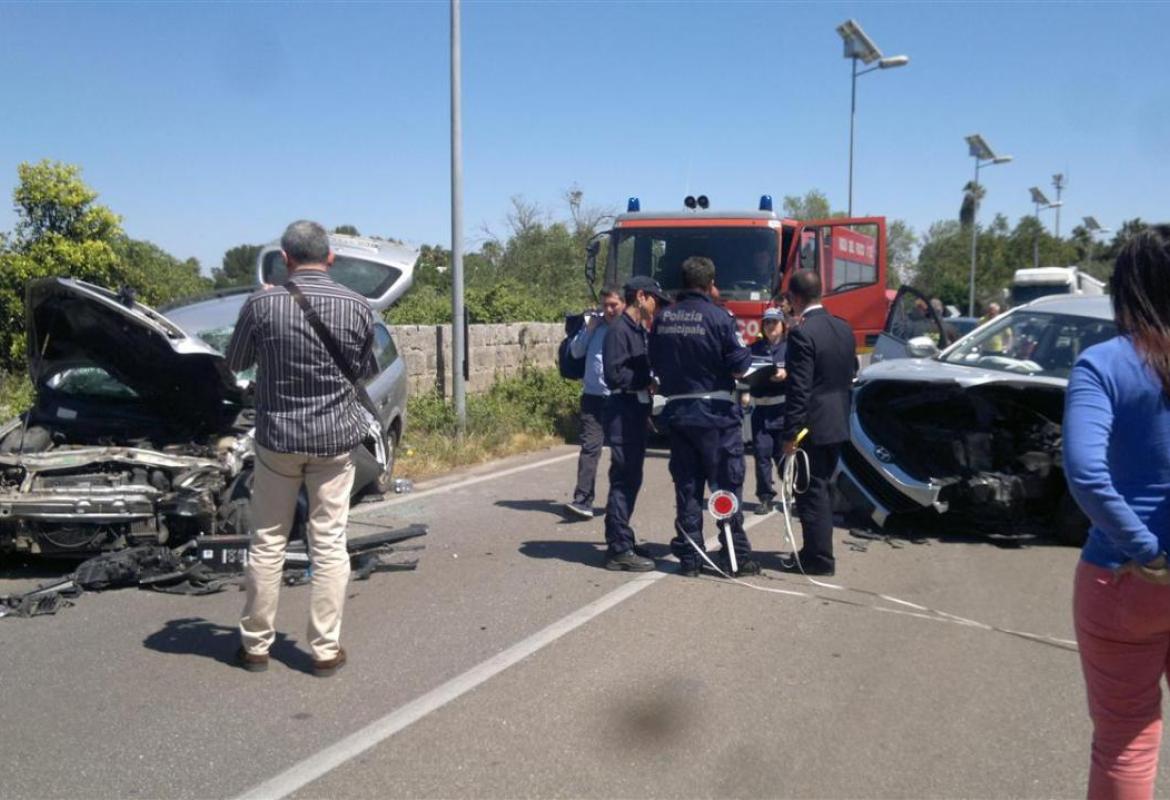 Scontro frontale sulla via per Collemeto, tre feriti