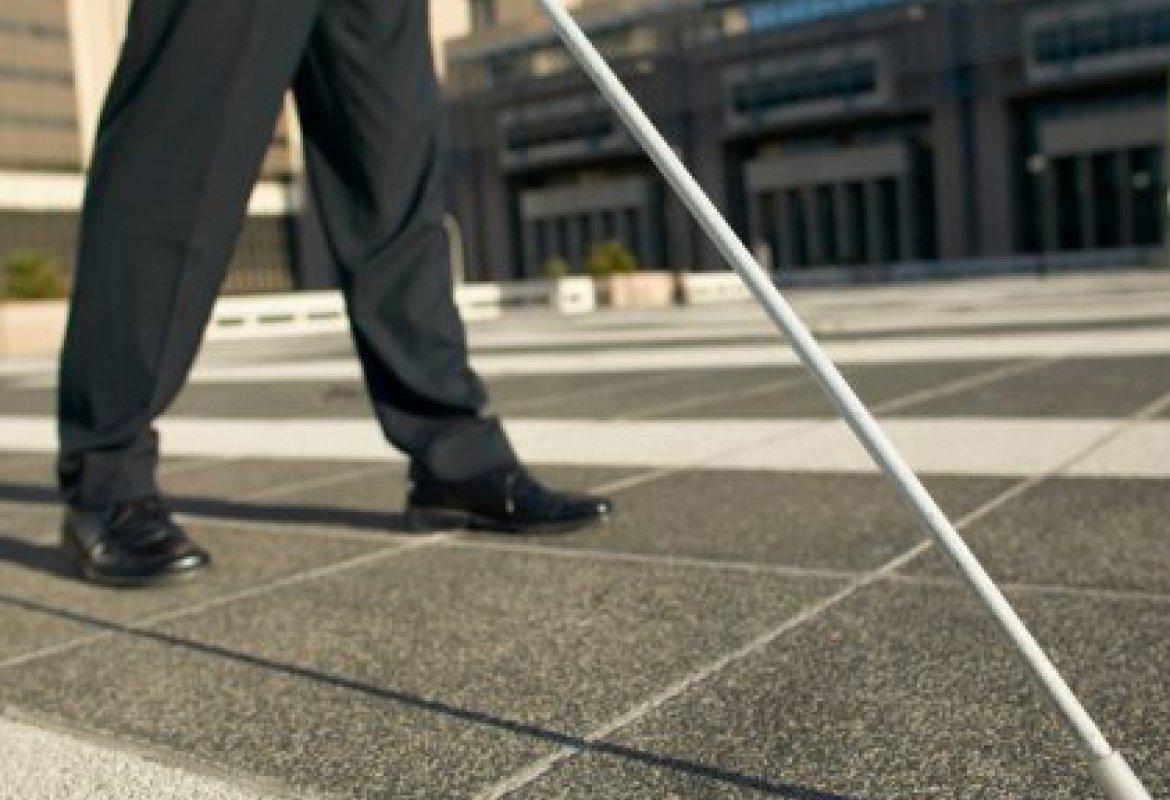 Diceva di essere cieca. Svelata la truffa di una quarantenne