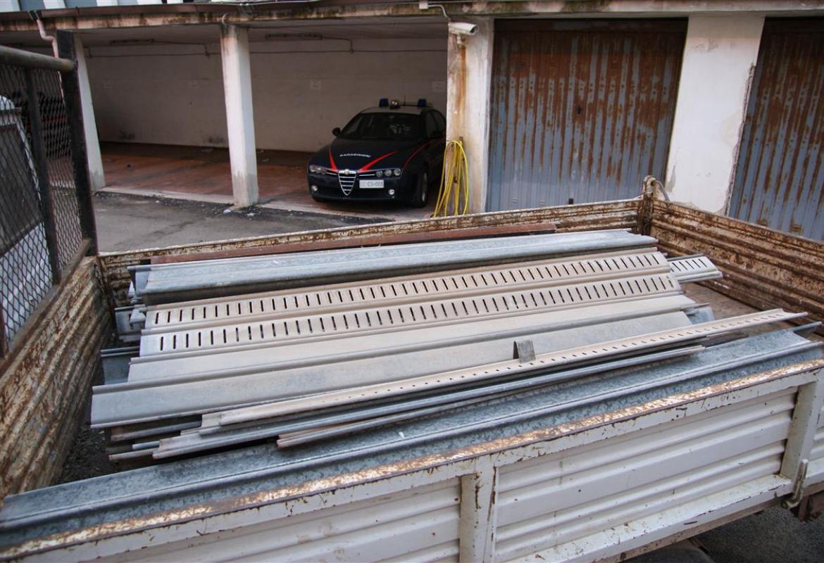 Sorpresi a rubare ferro in un mobilificio e condannati ai domiciliari per direttissima