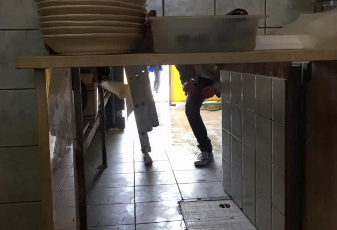 La Guardia Costiera entra in frigitoria e gli addetti si dileguano