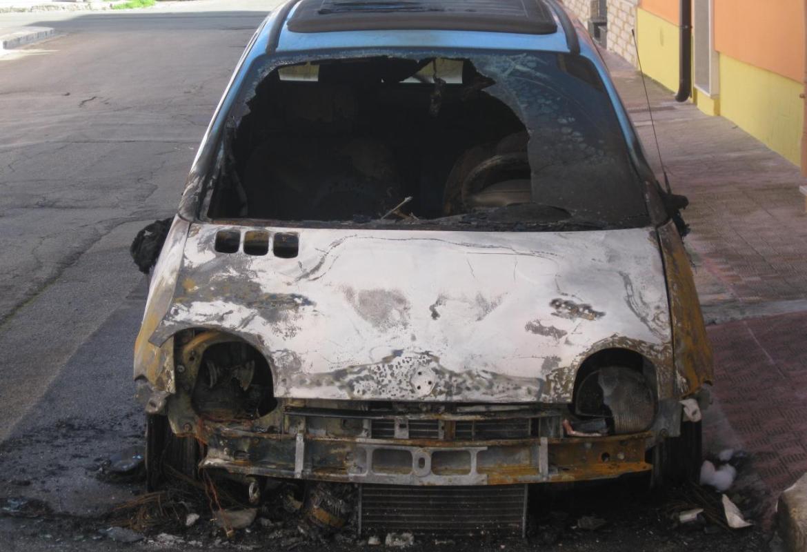 Fiamme nella notte, incendiata un'auto