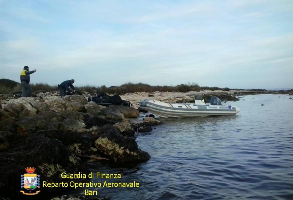 La Finanza blocca un gommone con quattro quintali di marijuana